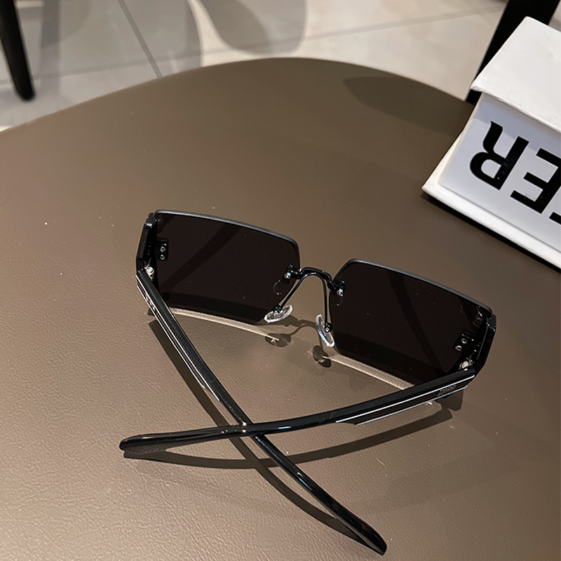 2023 Hot Summer Large Frame Square Anti-ultraviolet High Fashion Women Glasses